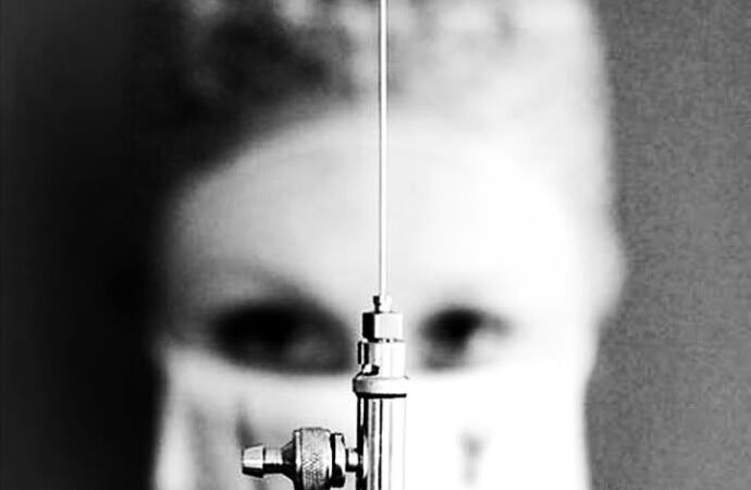 Estariam nos vigiando pelas veias? A conspiração das vacinas com chips