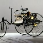 foto de uma replica do primeiro carro criado