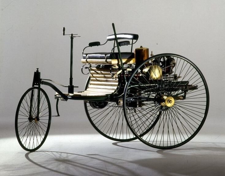 foto de uma replica do primeiro carro criado