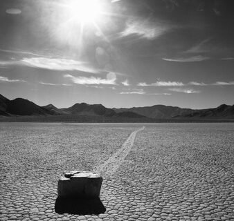 As enigmáticas pedras viajantes de Racetrack Playa: um fenômeno inexplicável no deserto